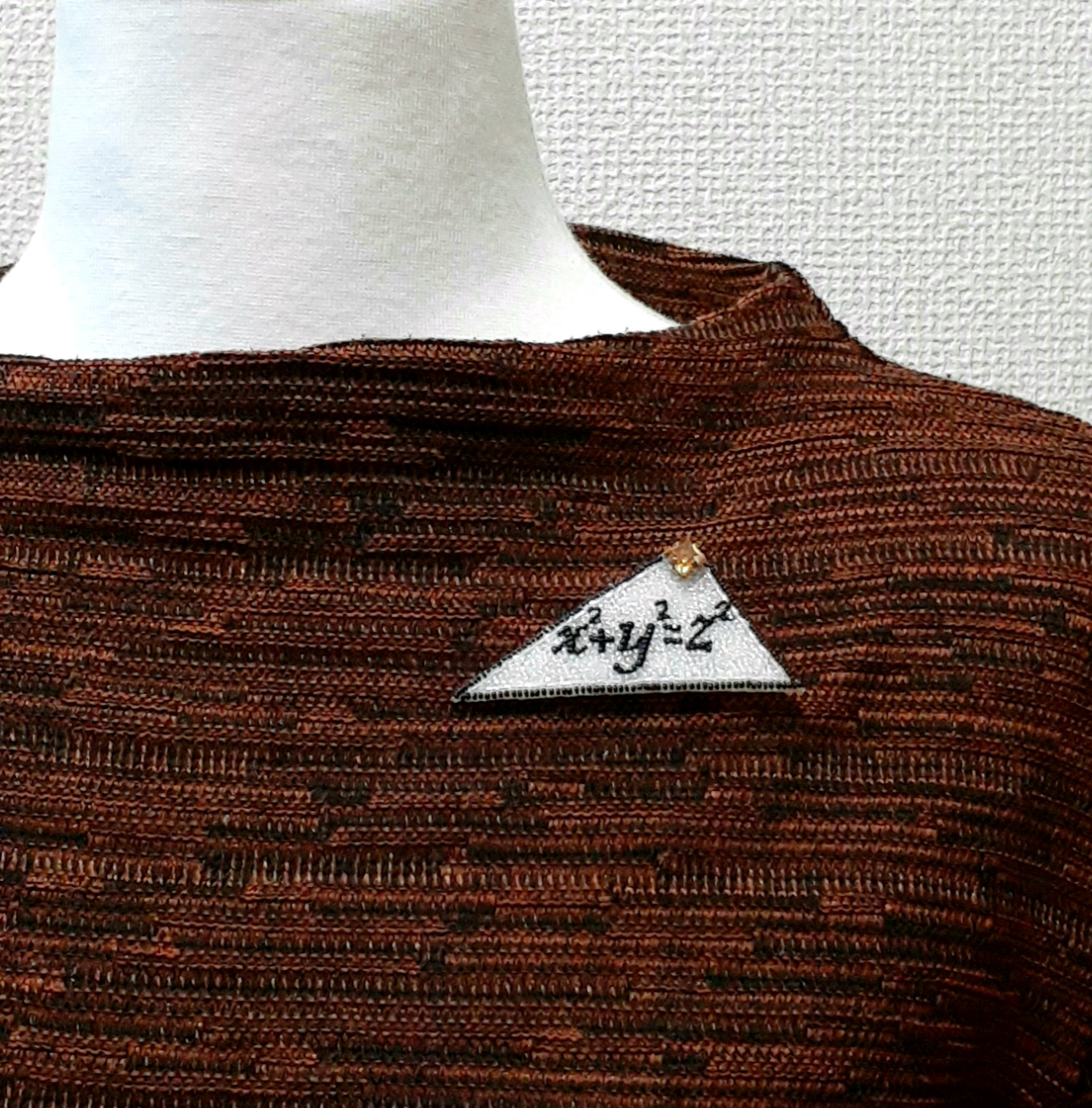 <受注>ピタゴラスの定理(xyz)のブローチ/金茶 ＊オートクチュールビーズ刺繍