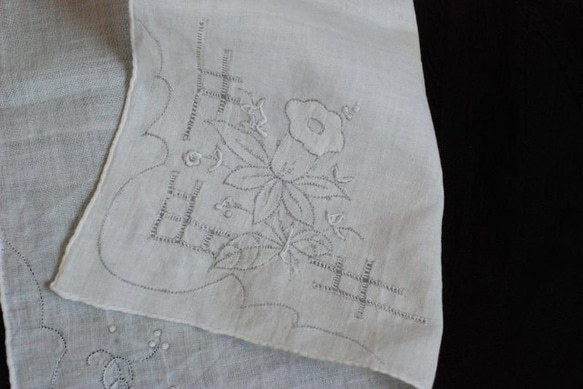 ヴィンテージ 白糸刺繍 アップリケ ハンカチ 製作途中 25.5cm×25.5cm [2829] 4枚目の画像