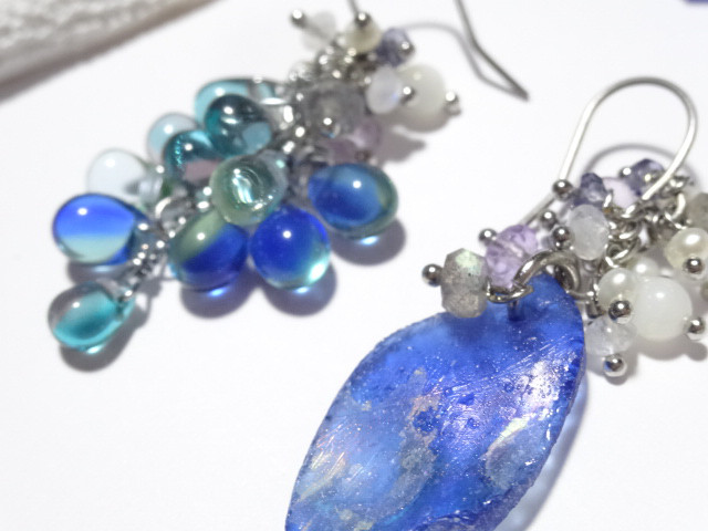 ブルーローマングラスのピアス