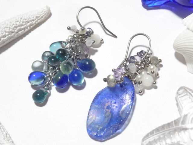 ブルーローマングラスのピアス