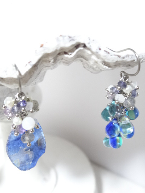 ブルーローマングラスのピアス