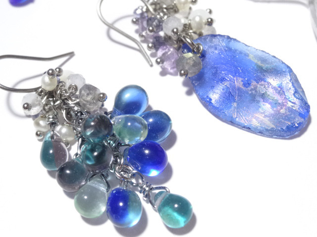 ブルーローマングラスのピアス