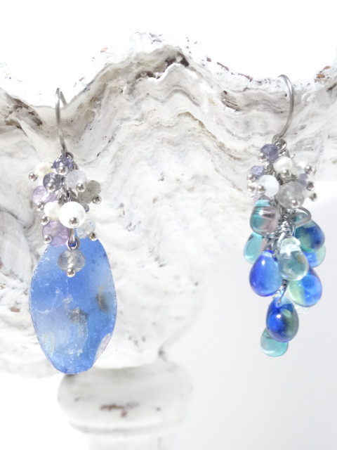 ブルーローマングラスのピアス