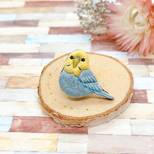 ブローチ セキセイインコ レインボー 刺繍 ブローチ（ インコ 鳥 小鳥