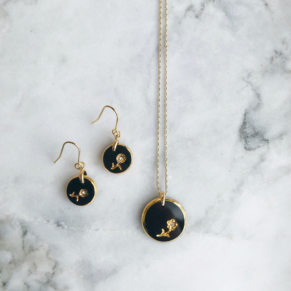 ドイツ製インタリオ・ノーブルガラス×ゴールドフラワーのネックレス 3枚目の画像