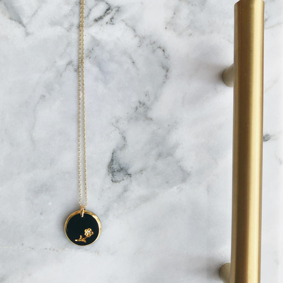 ドイツ製インタリオ・ノーブルガラス×ゴールドフラワーのネックレス 2枚目の画像