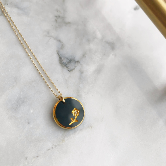 ドイツ製インタリオ・ノーブルガラス×ゴールドフラワーのネックレス 1枚目の画像