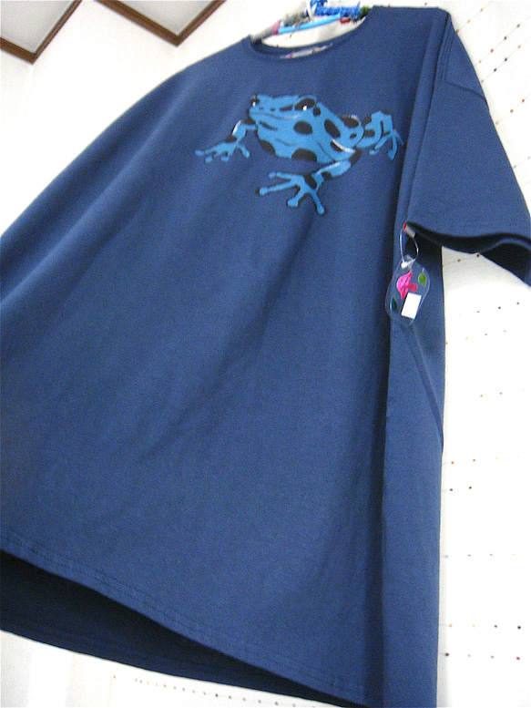 両面絵柄・Tシャツリメイクチュニック・青ヤドクガエル 毒蛙 カエル・フリーサイズ(M〜L対応)・ブルーダスク・手描き 6枚目の画像
