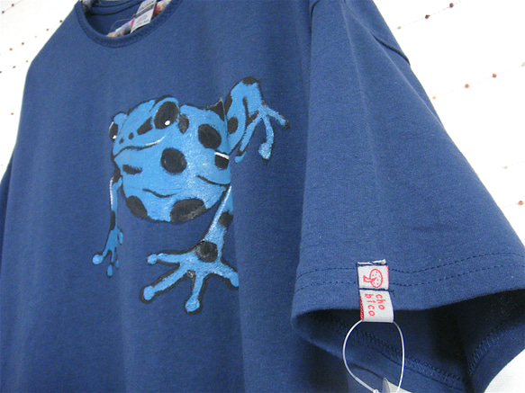 両面絵柄・Tシャツリメイクチュニック・青ヤドクガエル 毒蛙 カエル・フリーサイズ(M〜L対応)・ブルーダスク・手描き 4枚目の画像
