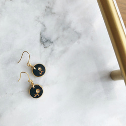 ドイツ製インタリオ・ノーブルガラス×ゴールドフラワーのピアス/イヤリング 2枚目の画像