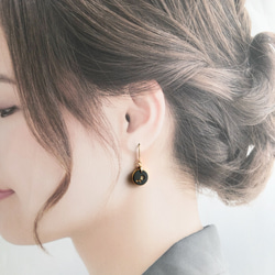 ドイツ製インタリオ・ノーブルガラス×ゴールドフラワーのピアス/イヤリング 3枚目の画像