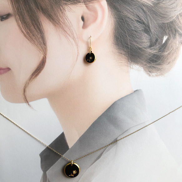 ドイツ製インタリオ・ノーブルガラス×ゴールドフラワーのピアス/イヤリング 5枚目の画像