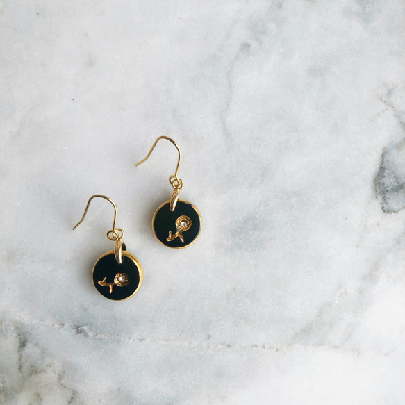 ドイツ製インタリオ・ノーブルガラス×ゴールドフラワーのピアス/イヤリング 1枚目の画像