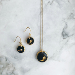 ドイツ製インタリオ・ノーブルガラス×ゴールドフラワーのピアス/イヤリング 4枚目の画像