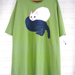 両面絵柄 Tシャツ リメイク チュニック・黒猫白猫仮面ネコねこ・女子フリーサイズ(M〜XL対応)キウイ・手描き 1枚目の画像