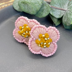 お花の刺繍ピアス　ベビーピンク 1枚目の画像