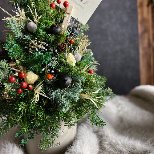 クリスマスツリー風人工植物アレンジメント ハンドクラフト クラフトパンチで作ったミニミニサイズのクリスマスツリーです