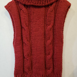 ざっくり！アラン模様の手編みオフタートルベスト(赤) 4枚目の画像