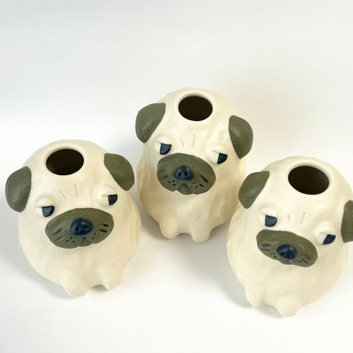 パグの一輪挿し(普通サイズ) 一輪挿し・花瓶・花器 AKANE's Pottery