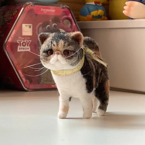 羊毛フェルト 猫のぬいぐるみ 約20cm