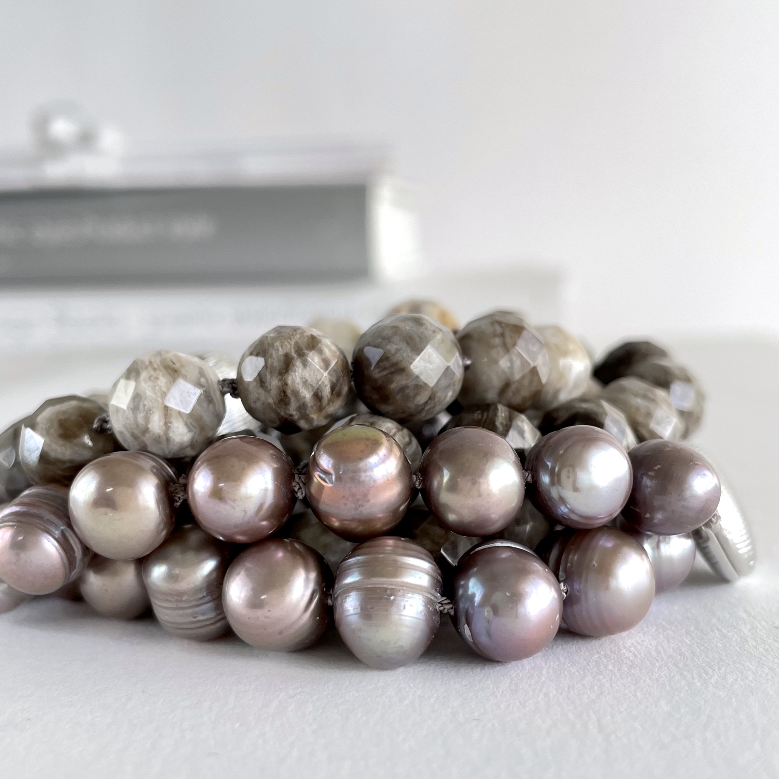 2本でロングに 秋色シルバーリーフジャスパーとパールのチョーカーネックレス