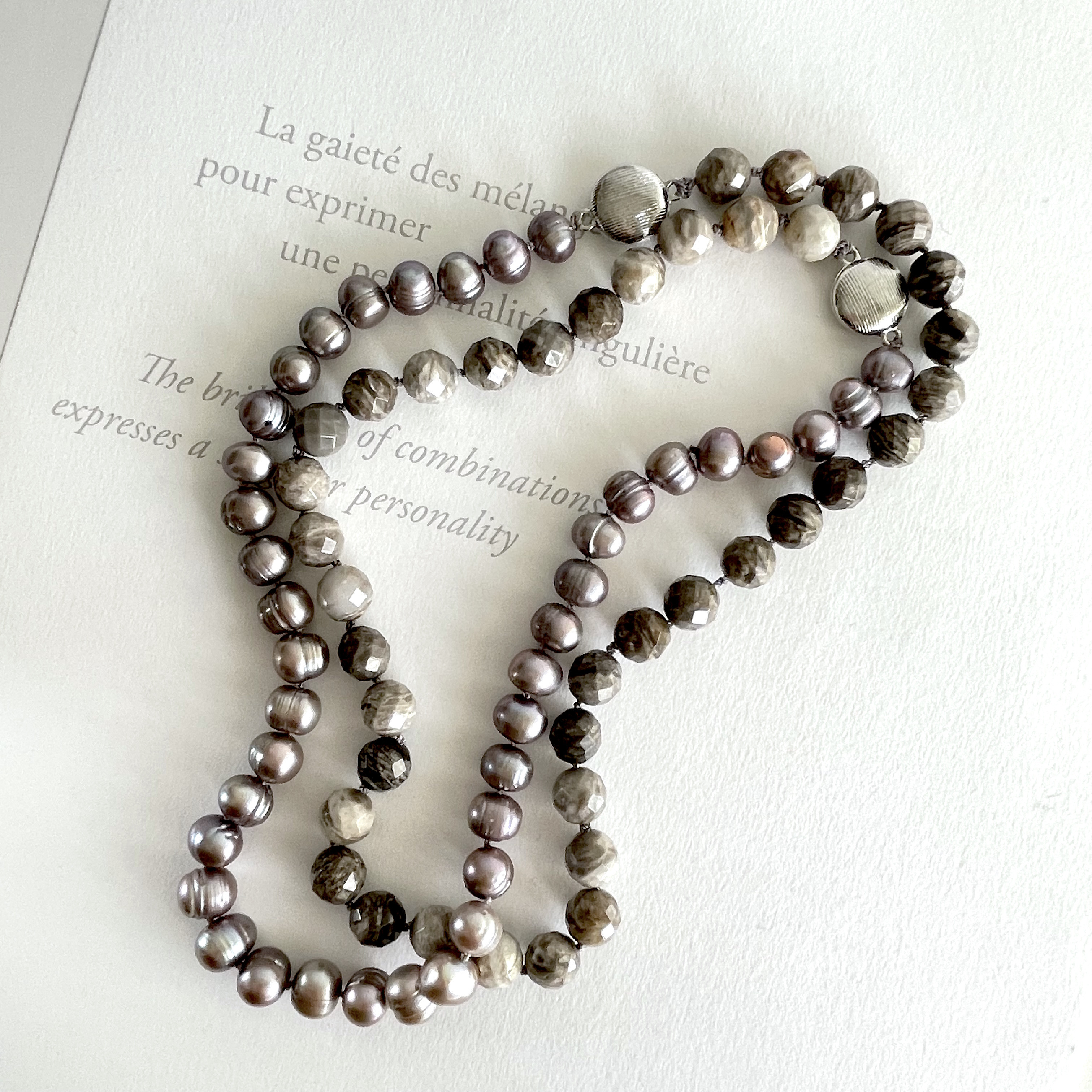 2本でロングに 秋色シルバーリーフジャスパーとパールのチョーカーネックレス