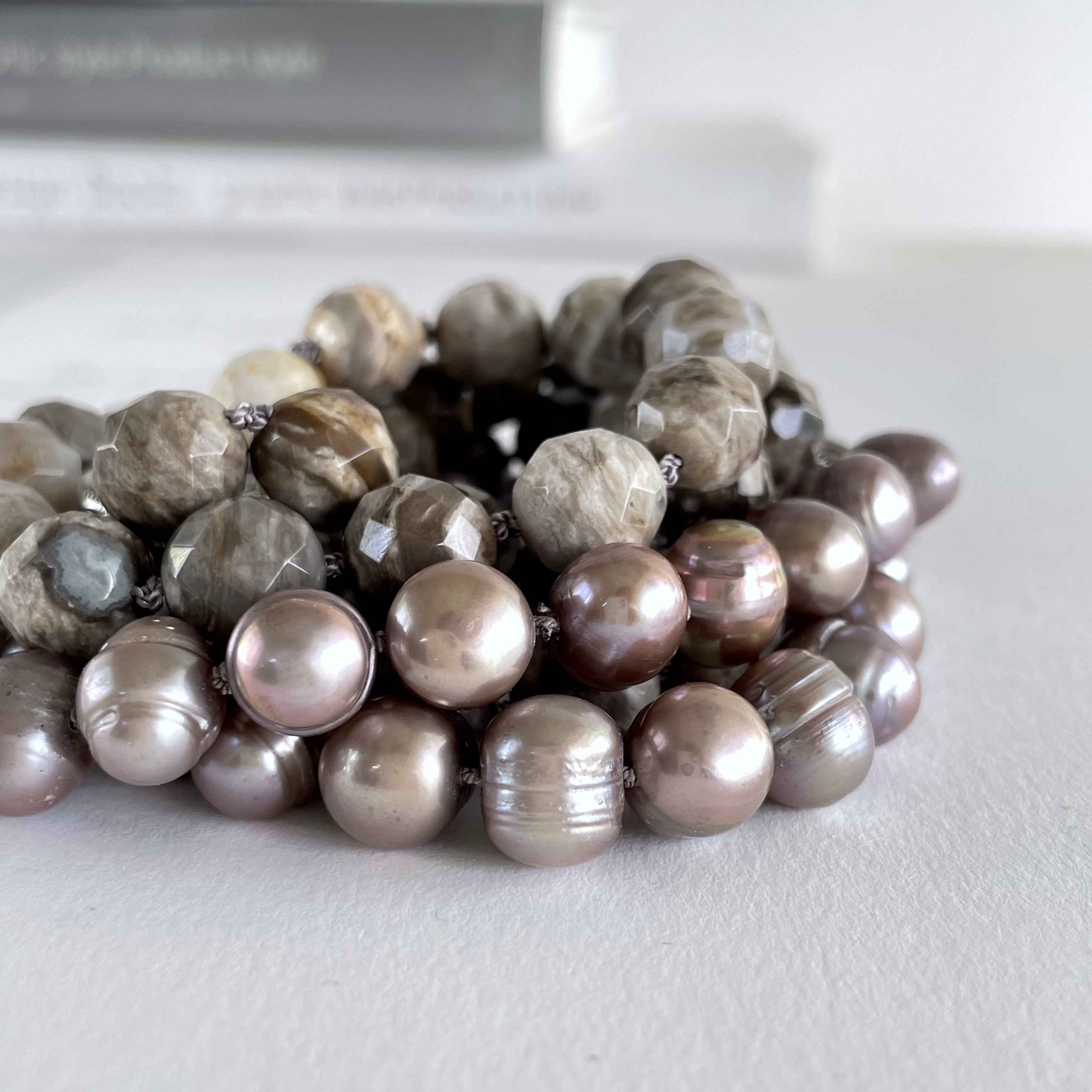 2本でロングに 秋色シルバーリーフジャスパーとパールのチョーカーネックレス