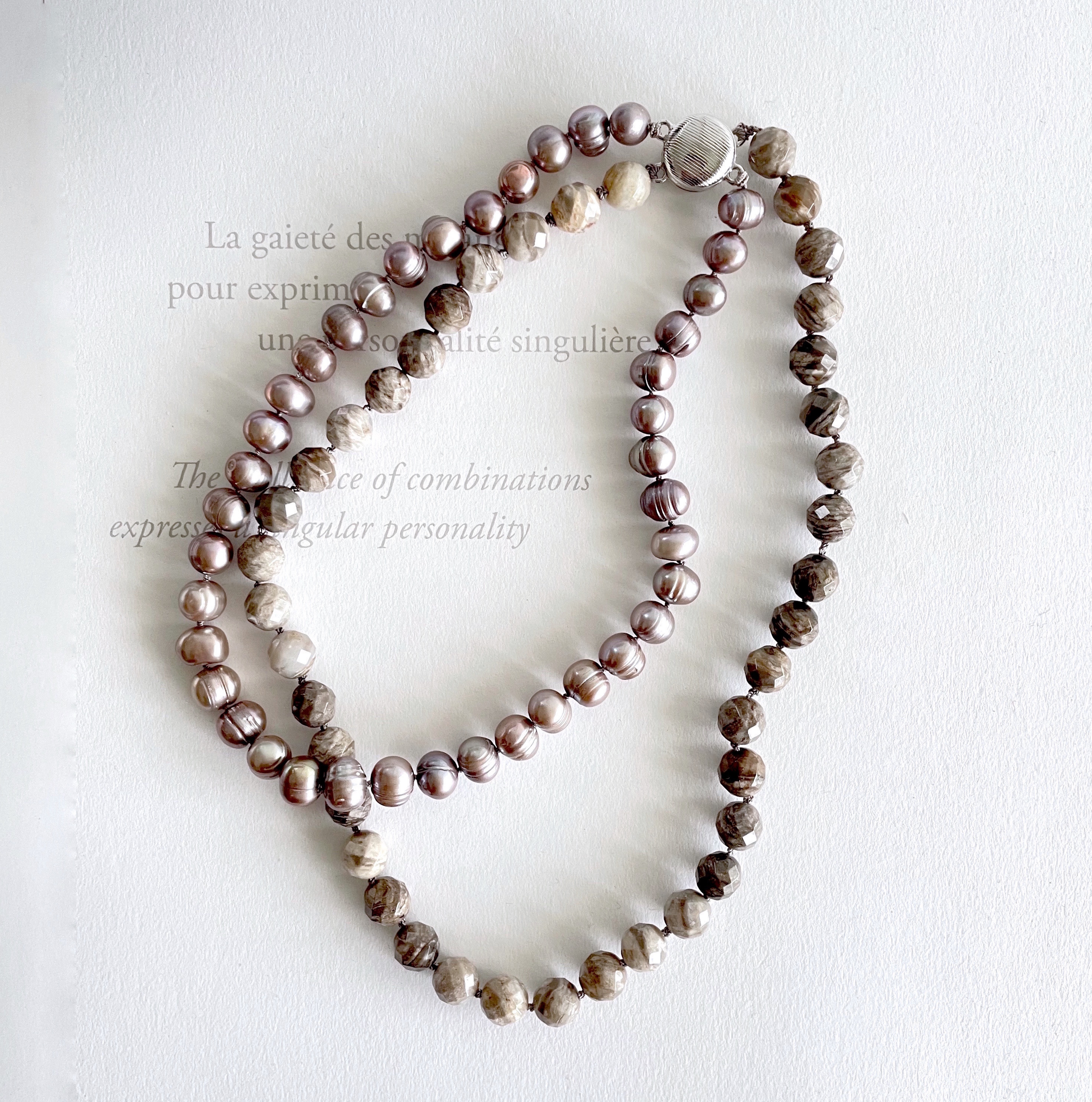 2本でロングに 秋色シルバーリーフジャスパーとパールのチョーカーネックレス