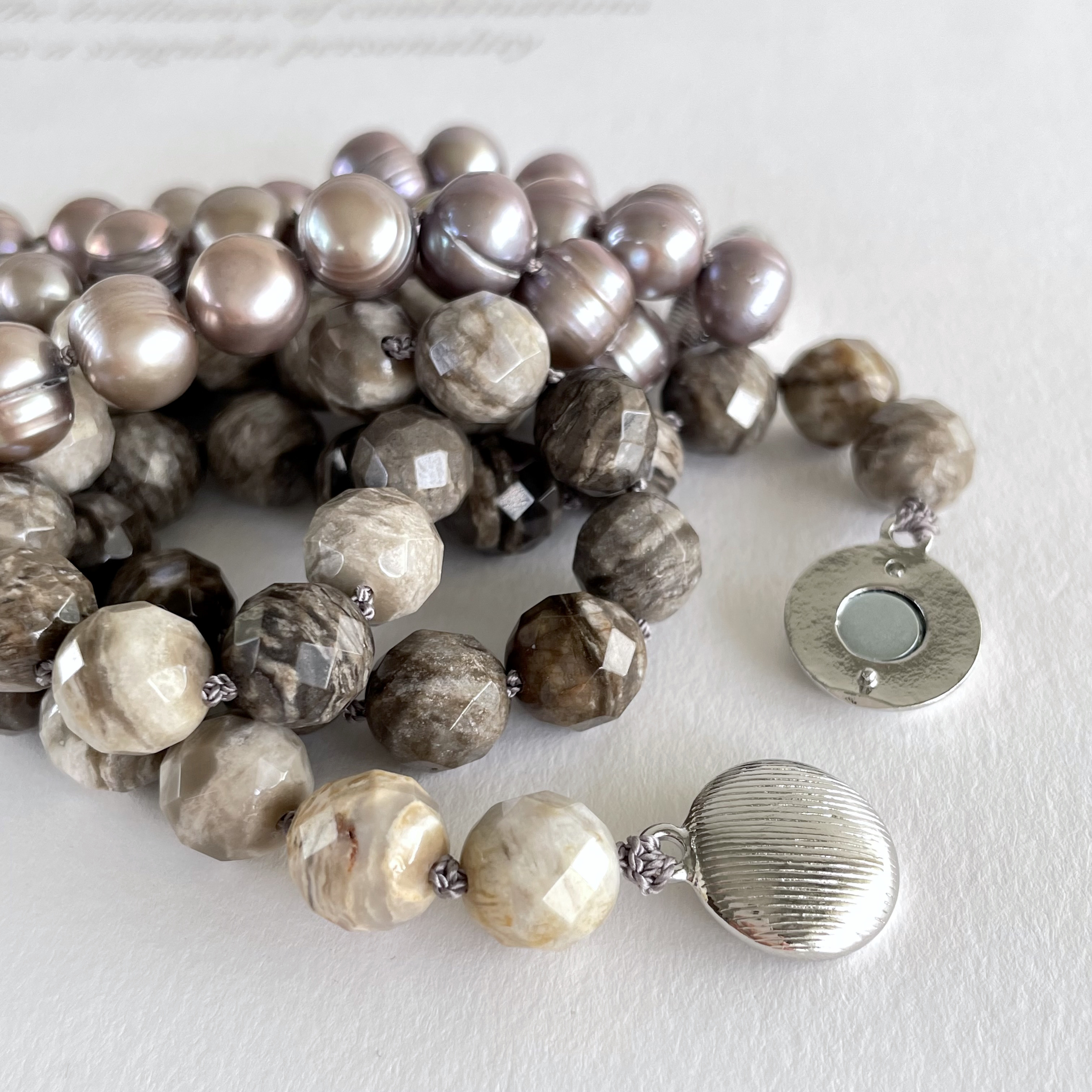 2本でロングに 秋色シルバーリーフジャスパーとパールのチョーカーネックレス