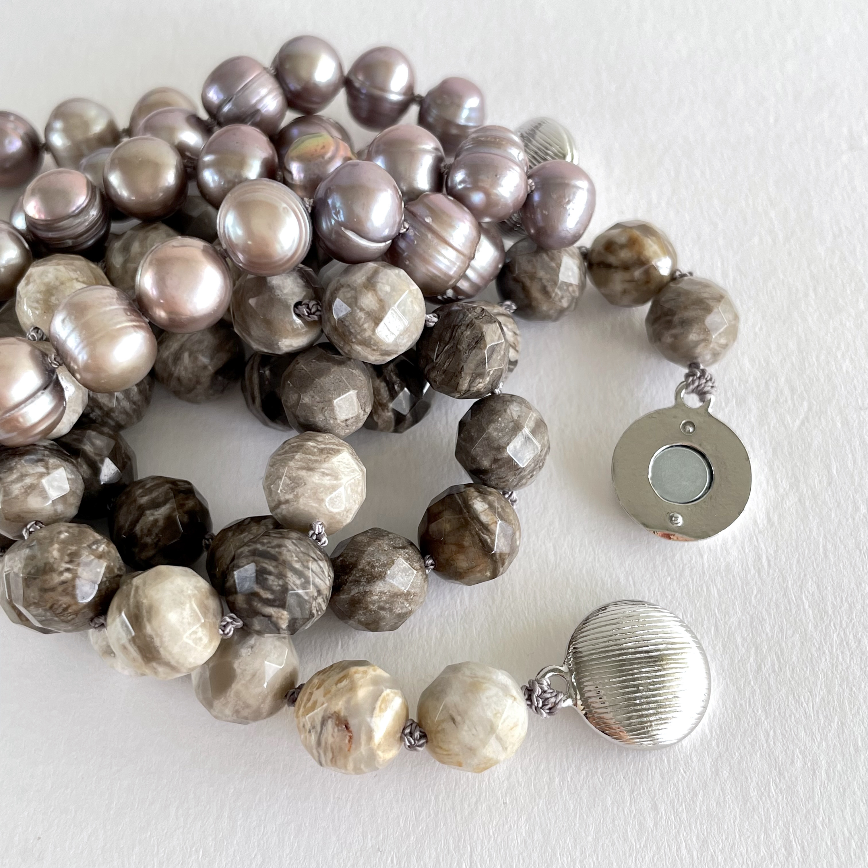 2本でロングに 秋色シルバーリーフジャスパーとパールのチョーカーネックレス