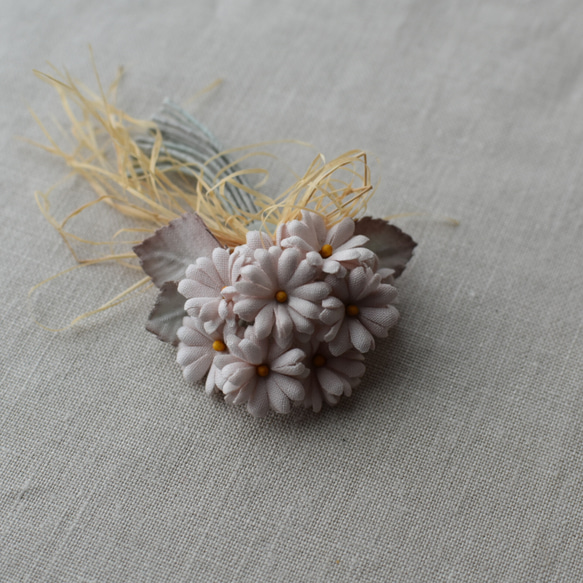 【布花】小花のブローチ（ベージュナチュラル） 2枚目の画像