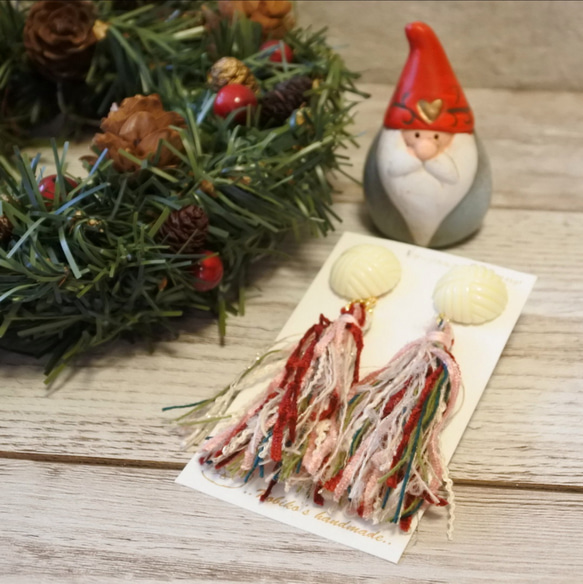 大人可愛いクリスマスカラーの引き揃え糸のタッセルピアス＊サージカルステンレス 1枚目の画像
