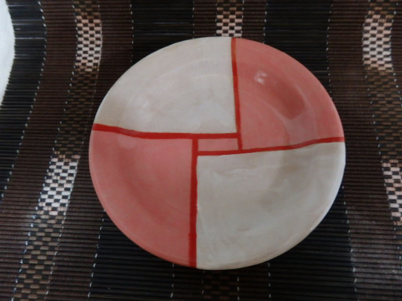 銘々皿　モザイク柄で白地とピンク色に赤のライン 1枚目の画像