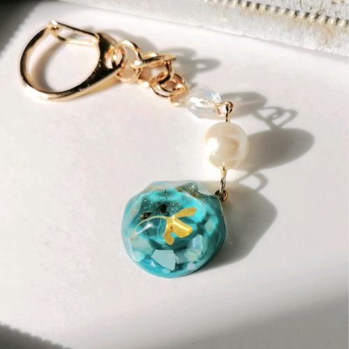 金木犀とくすみターコイズブルーのキーホルダー / レジン / パール