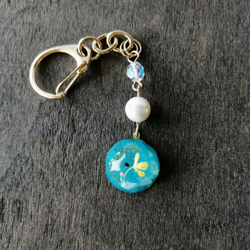 金木犀とくすみターコイズブルーのキーホルダー / レジン / パール