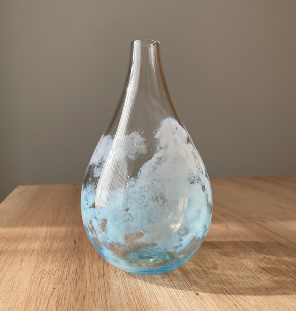青空と雲の花瓶 Mサイズ 手作り吹きガラス作品で心豊かに 2枚目の画像