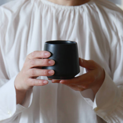 【お茶やコーヒー、スープにも】山淳製陶所さんのつくる富士山型湯呑み・黒・200cc 1枚目の画像
