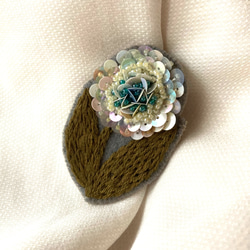 SALE  一輪の花　ビーズ刺繍ブローチ　a 1枚目の画像