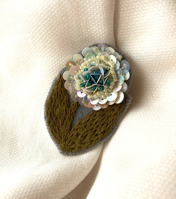 SALE  一輪の花　ビーズ刺繍ブローチ　a 1枚目の画像