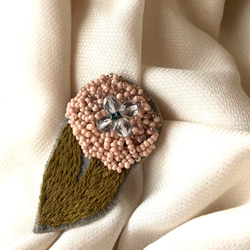 SALE  一輪の花　ビーズ刺繍ブローチ　b 1枚目の画像