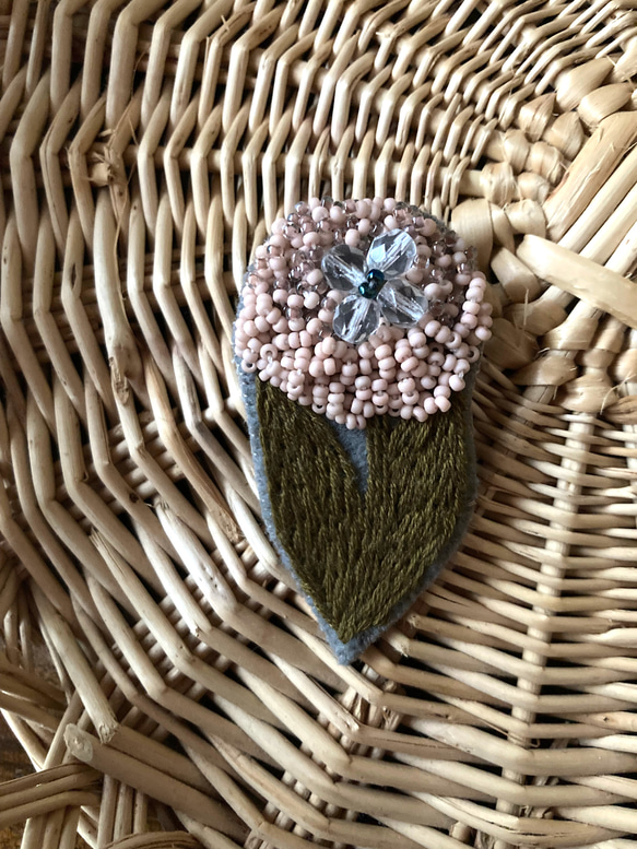 SALE  一輪の花　ビーズ刺繍ブローチ　b 3枚目の画像