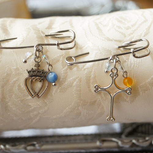 メダイのピンブローチ】メガネホルダー・ロングネックレス留め