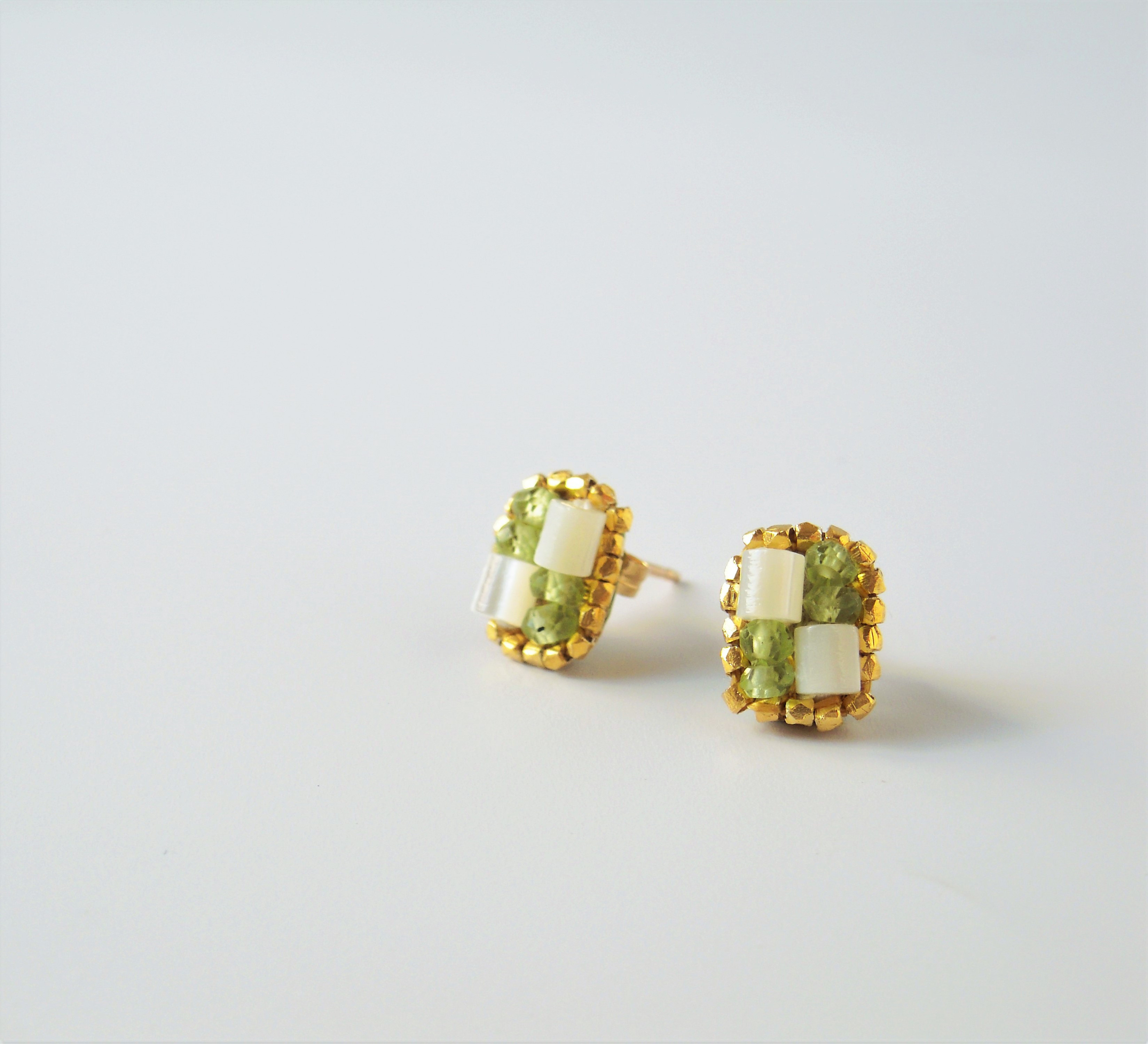 モザイクピアス（ペリドット×マザーオブパール）