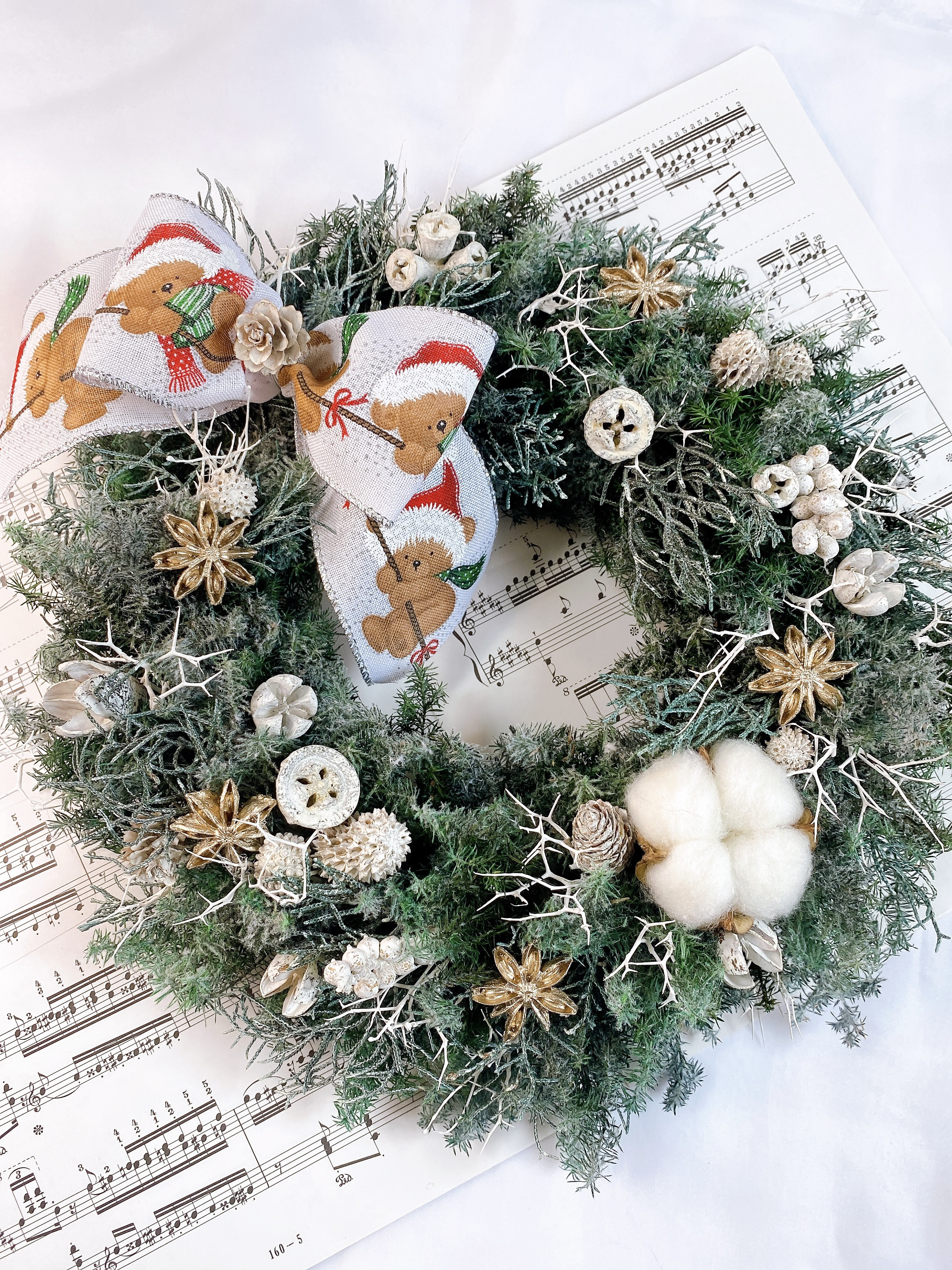 【クリスマスリース】【特集掲載】｡*❅☃︎❄︎ 豪華 ホワイトアレンジ クマサンタの白色リボン❤︎ 壁掛け プレゼント