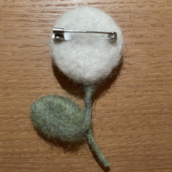羊毛フェルト　クリーム色のお花ブローチ 3枚目の画像