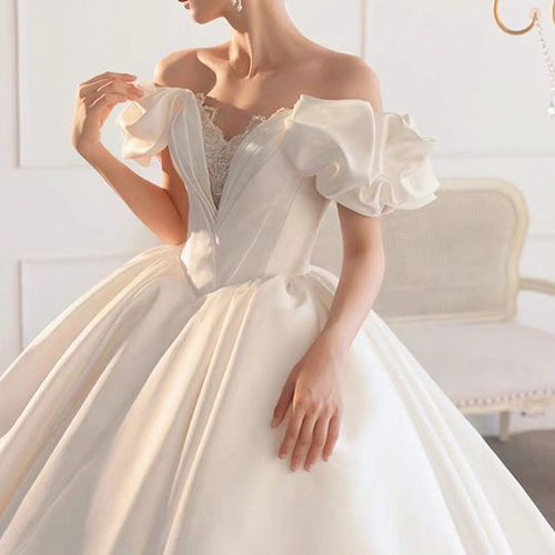 抜群のおしゃれ見え オフショル華やかな引き裾 パフスリーブ  