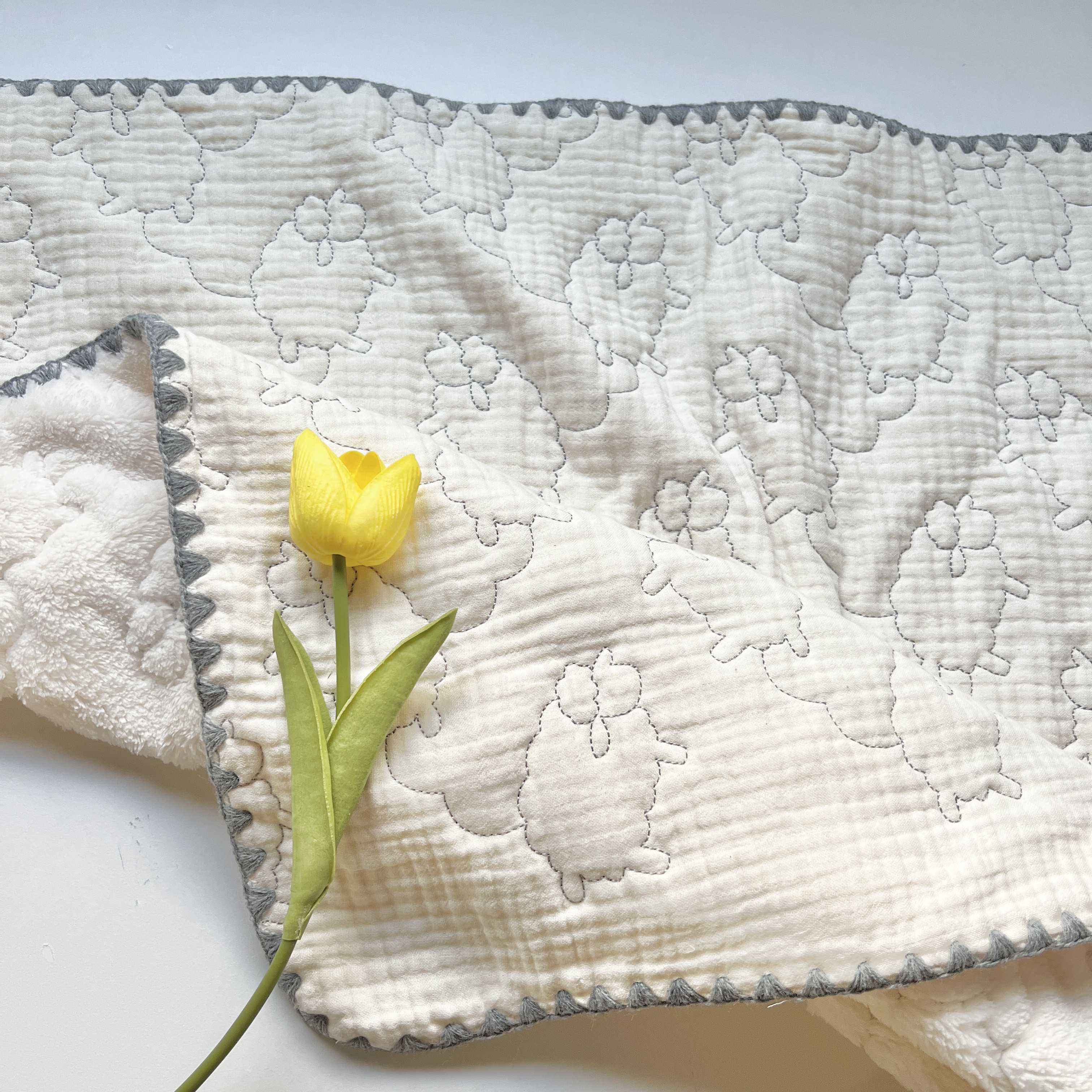 original 羊さん刺繍のブランケット　90×70サイズ