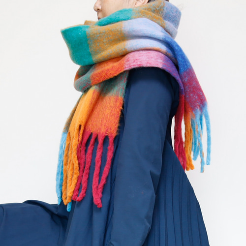 大人気のため再販！ ふわもこ素材のオーバーサイズドチェックマフラー