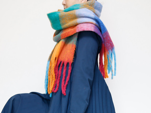 大人気のため再販！ ふわもこ素材のオーバーサイズドチェックマフラー ギフトにも ワントーンコーデのアクセントにも◎ 14枚目の画像