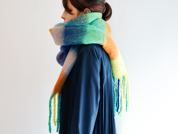 大人気のため再販！ ふわもこ素材のオーバーサイズドチェックマフラー ギフトにも ワントーンコーデのアクセントにも◎ 3枚目の画像